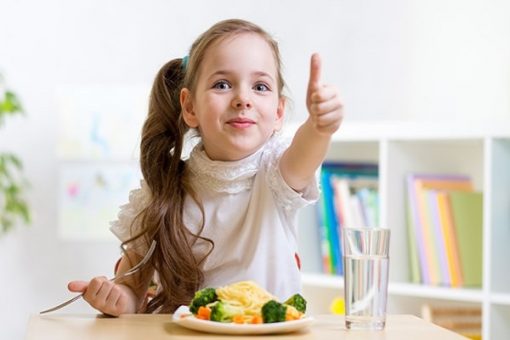 Có nên ép trẻ ăn chay để giảm cân?